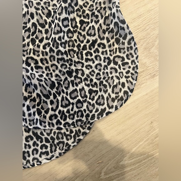 Two Vince camuto sheer leopard print button down blouse size xs - Picture 4 of 5